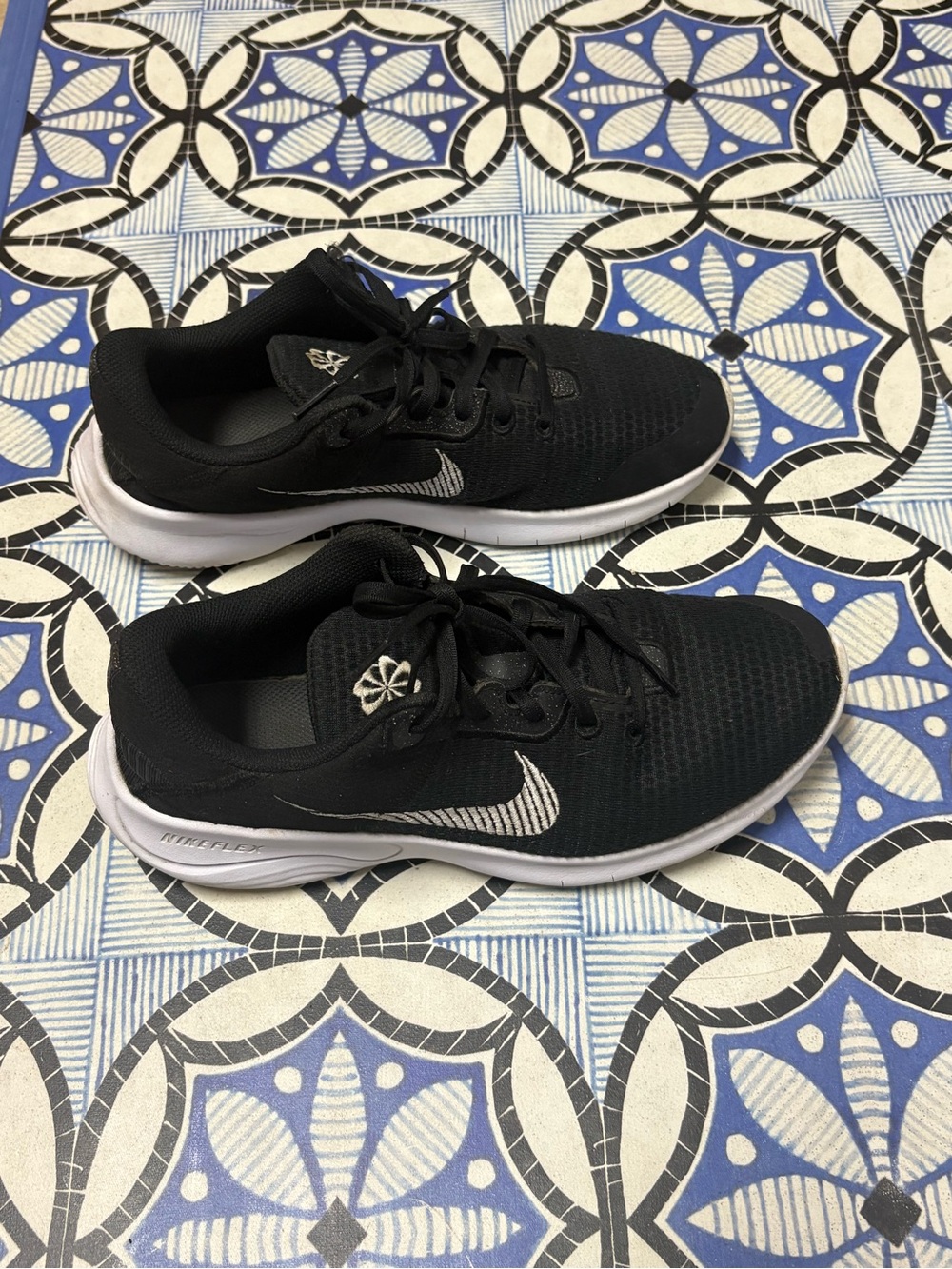 Womens Size 9 Nike Black Running Sneakers